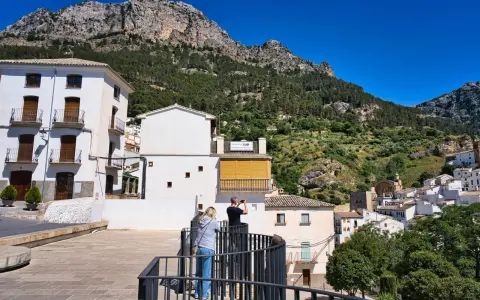 Pareja admira la vista de pueblos bonitos de Jaén, con casas blancas y montañas verdes.