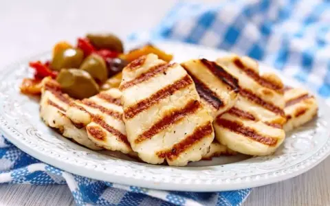 Halloumi jak zrobić: Prosty przepis na domowy ser, który zachwyca