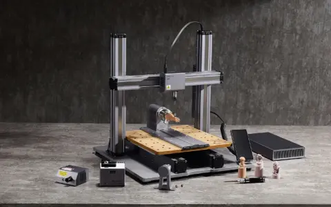 Drukarka 3D CNC z akcesoriami i wydrukowanymi figurkami.