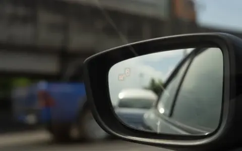 W lusterku bocznym widoczny symbol ostrzegawczy. Asystent kąta martwego nieaktywny.
