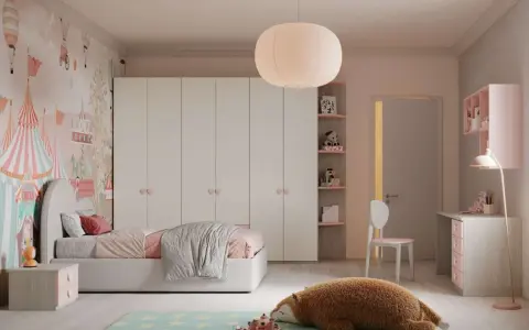 Camere ragazze moderne con letto, armadio bianco, scrivania rosa e un simpatico orso di peluche sul tappeto.