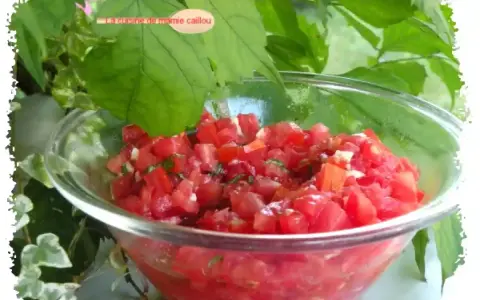 Salade tomate basilic fraîchement préparée, prête à être dégustée. Un délice simple et savoureux.