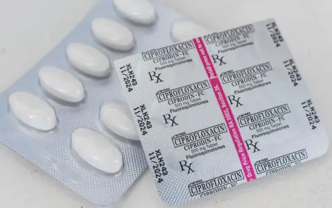 Cipronex: Antybiotyk jak bezpiecznie stosować i czego unikać?