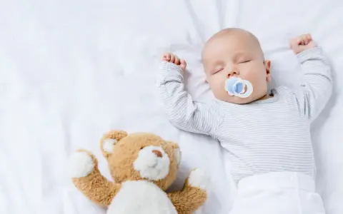 Materac dla niemowlaka: Ranking 2026 i 3 kroki do bezpiecznego snu