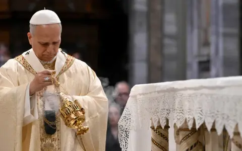 Papież w złotej szacie okadza ołtarz. Warto było przyjechać do Paryża, by zobaczyć tę uroczystość.
