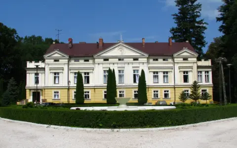 Pałac w Sasinie z fontanną i ogrodem.