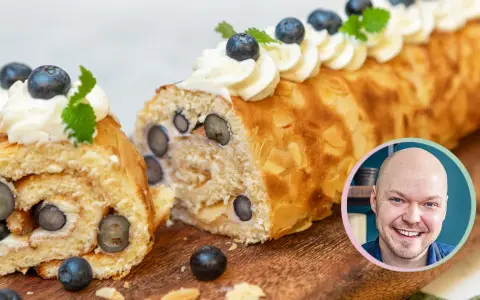 En läcker rulltårta med blåbär och mandel, perfekt för fikat. Fredriks fika bjuder på detta härliga recept.