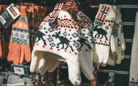 Czapka i rękawiczki z motywem renifera i norweską flagą – idealne pamiątki, by poczuć klimat Skandynawii. Co przywieźć z Norwegii? Taki zestaw!