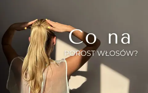 Kobieta z blond kucykiem i żółtym lakierem do paznokci zastanawia się, co na porost włosów.