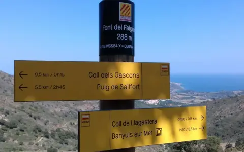 Panneau indicateur du GR10 près de Banyuls sur Mer. Le sentier mène à Coll dels Gascons, Puig de Sallfort et Coll de Llagastera.