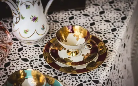 Elegancka porcelana, filiżanki i dzbanek ozdobione złotem i kwiatami. Idealne pamiątki, by poczuć klimat Austrii. Co przywieźć z Austrii? Takie cuda!
