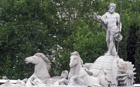 Posąg boga Neptuna na rydwanie ciągniętym przez konie, symbolizujący potęgę morza.