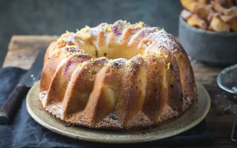 Wilgotna babka piaskowa Ewy Gotuje, posypana cukrem pudrem i skórką cytrynową, wygląda apetycznie.