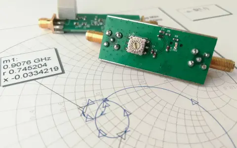 Elektronika na wykresie Smitha, analizująca impedancję. Widać złącza SMA i dane pomiarowe.