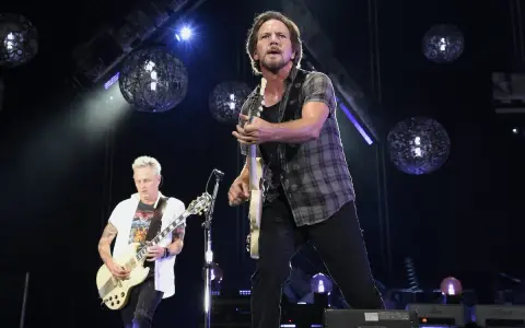 Eddie Vedder et Mike McCready, membres de Pearl Jam, jouent sur scène sous des sphères lumineuses.