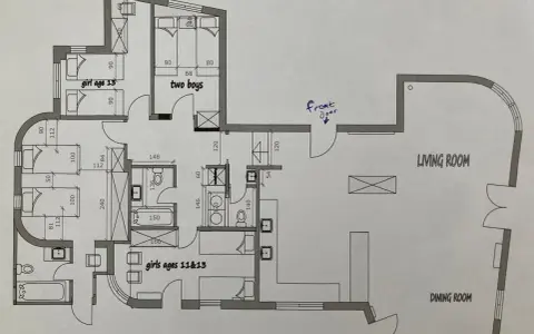 Pianta di un appartamento con camere da letto, bagni e zona giorno. La larghezza del corridoio è indicata in centimetri.