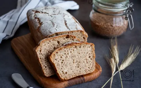 Domowy chleb na zakwasie, idealny do smarowania. Dowiedz się, jak zrobić zaczyn na chleb, by uzyskać puszyste i aromatyczne pieczywo.