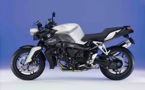 Srebrno-czarny motocykl BMW K 1200 R z niebieskimi akcentami, gotowy do dynamicznej jazdy.
