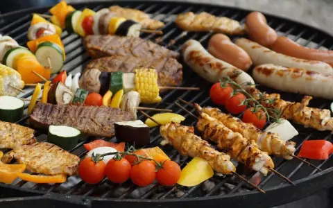 Kolorowe szaszłyki z warzywami i kurczakiem, kiełbaski i mięso na grillu – idealne co na grilla dla dzieci i dorosłych.