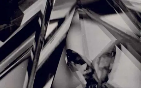 Forme geometriche astratte in bianco e nero, un'esplorazione visiva di Alvin Langdon Coburn.