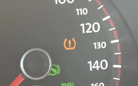Spia di bassa pressione gomme Polo accesa. Controllare la pressione degli pneumatici per viaggiare in sicurezza.