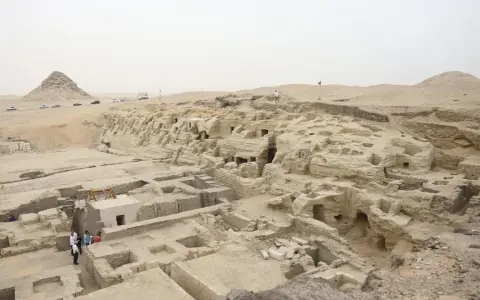Site de fouilles en Égypte, une découverte archéologique majeure révèle des structures anciennes dans le sable.