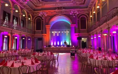 Elegancka sala balowa z oświetleniem tworzącym nastrój. Zastanawiasz się, ile kosztuje wynajęcie profesjonalnego dekoratora światłem na event?