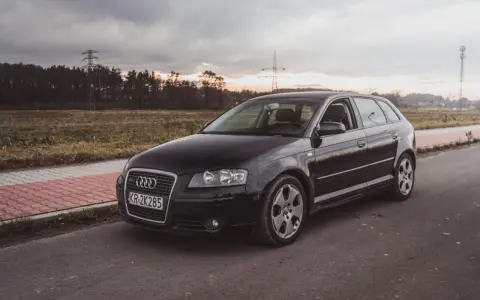 Czarne Audi A3 8P 2.0 TDI na tle zachodzącego słońca. Zastanawiasz się, audi a3 8p 2.0 tdi ile oleju?