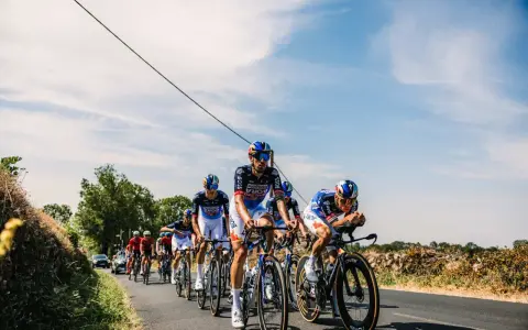 Radfahrer des Bora-hansgrohe Teams auf der Straße, bereit für den nächsten Renntag nach dem Tour de France Ruhetag.