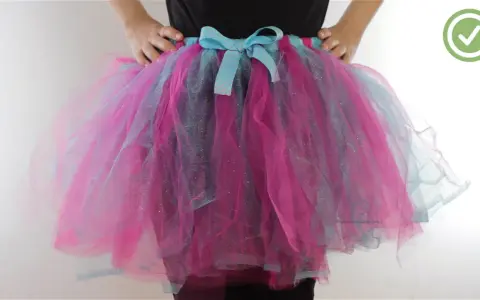 Jolie jupe tutu adulte rose et bleu, avec un nœud. Pour un tel volume, combien de mètre de tulle pour faire un tutu adulte ?