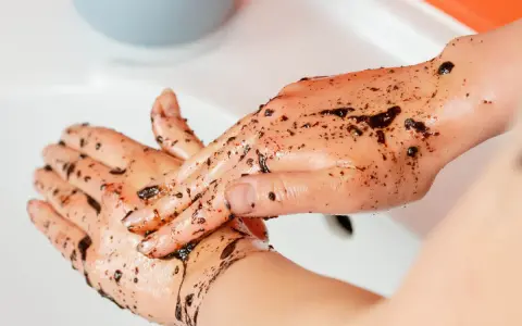 Peeling z kawy: Zrób to sama! Sekret gładkiej i jędrnej skóry