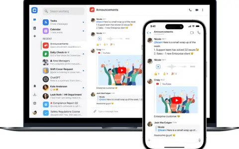 Comunicación en equipo: una pantalla muestra un chat de anuncios con mensajes, videos y reacciones, fomentando el trabajo en equipo.