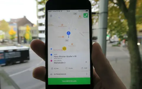 Mit dieser App kann man bequem ein Taxi bestellen und mit PayPal bezahlen. Die Fahrt kostet 14 Euro.