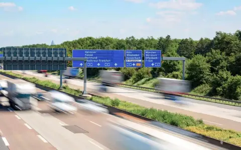 Autostrada w Niemczech z tablicami kierunkowymi. Uważaj na ograniczenia prędkości, by uniknąć mandatów w Niemczech.