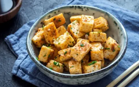 Chrupiące kostki tofu, posypane ziołami, idealne do wielu przepisów. Pyszna i zdrowa przekąska.