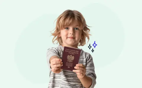 Uśmiechnięty chłopiec trzyma polski paszport. Wkrótce będzie mógł złożyć wniosek o paszport online dla dziecka.