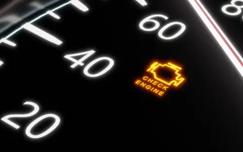 Das leuchtende gelbe Motorkontrollleuchte Symbol auf dem Armaturenbrett signalisiert, dass der Motor überprüft werden muss.