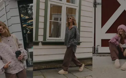 Uśmiechnięta blondynka prezentuje różne stylizacje ootd: w różowym kardiganie, w bluzce w paski i w różowej bluzce w paski z czapką.
