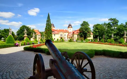 Działo na brukowanym dziedzińcu przed pałacem w Książańskim Parku Krajobrazowym.