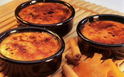 Trois crèmes brûlées aux notes d'agrume et de cannelle, évoquant la crème catalane origine.