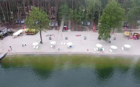 Plaża z domkami i barem nad jeziorem, idealne miejsce na magic camping Lubniewice.