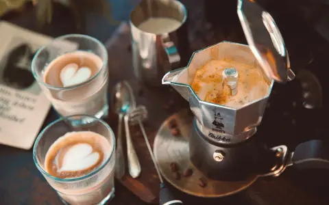 Frisch gebrühter Kaffee aus der Bialetti Brikka, bereit für die Zubereitung von Latte Art.