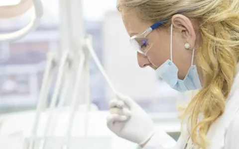 Gdzie wyrwać zęba w Łodzi na NFZ - łatwe i bezpłatne opcje dentystyczne