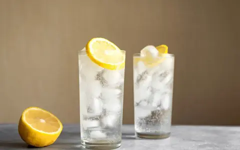 Två glas med is och citron, perfekta för en uppfriskande Tom Collins.