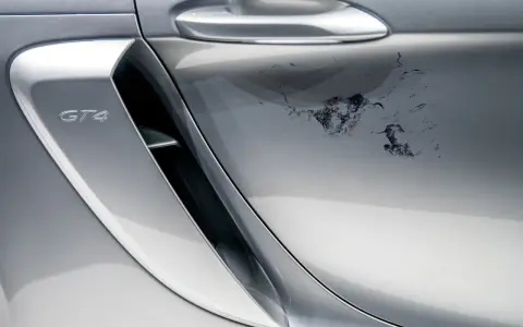 Na srebrnym lakierze Porsche GT4 schodzi lakier bezbarwny, tworząc nieestetyczne plamy. Jak naprawić ten problem?