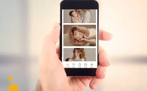 Dłoń trzyma smartfon z galerią zdjęć noworodków. Dowiedz się, jak utworzyć link ze zdjęciami, przeglądając te urocze fotografie.