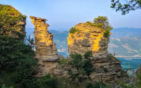 Formazioni rocciose dorate dal sole al tramonto, un paesaggio mozzafiato lungo la Via degli Dei.