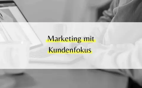 Marketing mit Kundenfokus: Eine Person arbeitet am Laptop, um die Bedürfnisse der Kunden zu verstehen und maßgeschneiderte Lösungen zu entwickeln.
