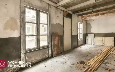 Renovierungsbedürftiger Raum mit alten Fenstern und Türen. Hier werden die **kernsanierung kosten** sichtbar.