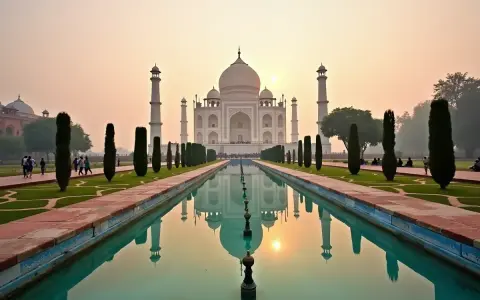 Taj Mahal, jedno z najsłynniejszych budowli świata, odbija się w spokojnej wodzie.